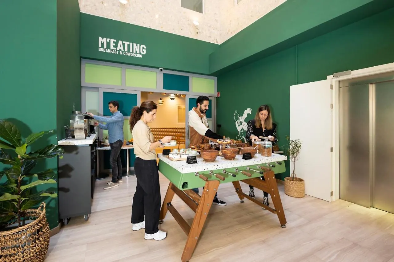 Отель Latroupe Grand Place Hostel Брюссель