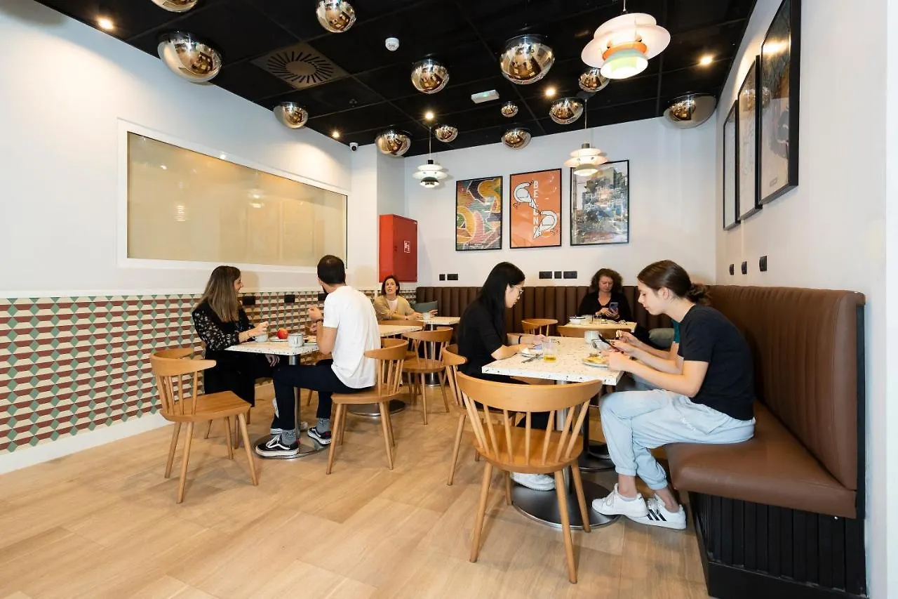 Отель Latroupe Grand Place Hostel Брюссель